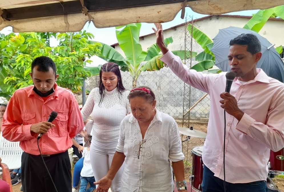 Gracias a las muchas oraciones y esfuerzo de diferentes hermanos nazarenos de la región oriente del país, se organiza la nueva Iglesia del Nazareno “Luz De Vida”