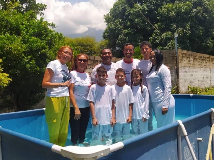 La Iglesia del Nazareno El Limón Celebra Seis Nuevos Bautismos