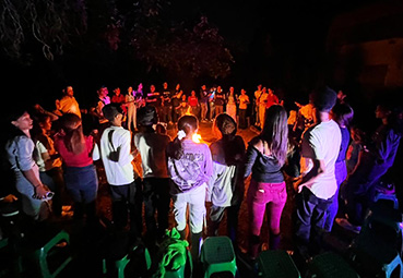 “Carbón Sin Llama” Revive y enciende la fe de 60 Jóvenes en una Noche de Fogata.